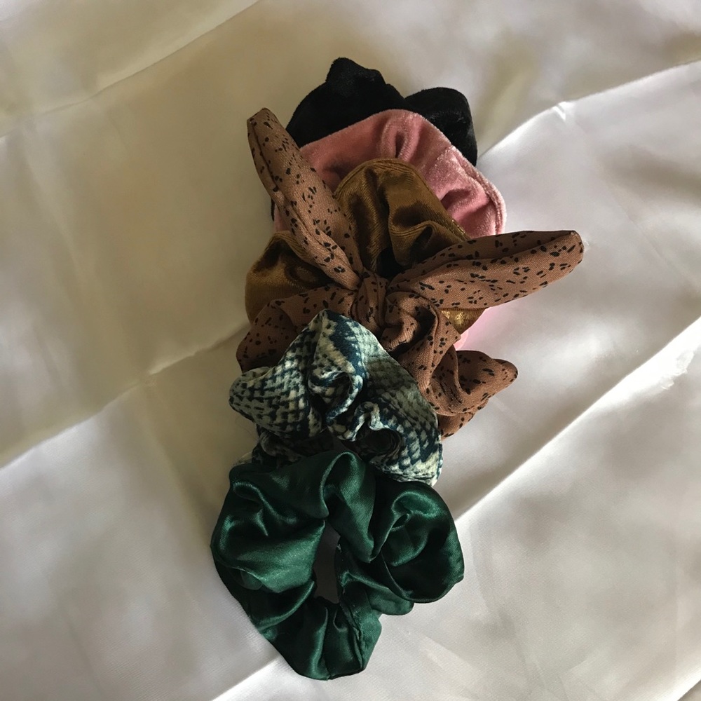 ✨~ Bundle of 6 Scrunchies~✨